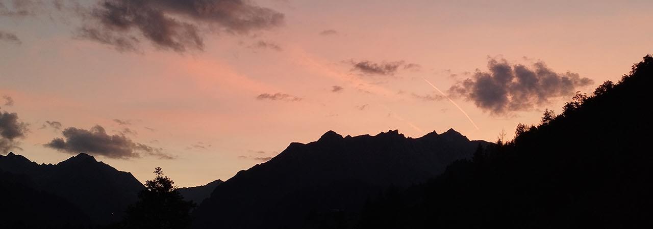 Ein Sonnenuntergang über einer Bergkette