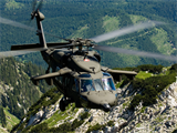 Ein Helikopter, der über einen Berg fliegt